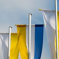 Flaggen mit Flagge in den unitarischen Farben blau-weiß-gold